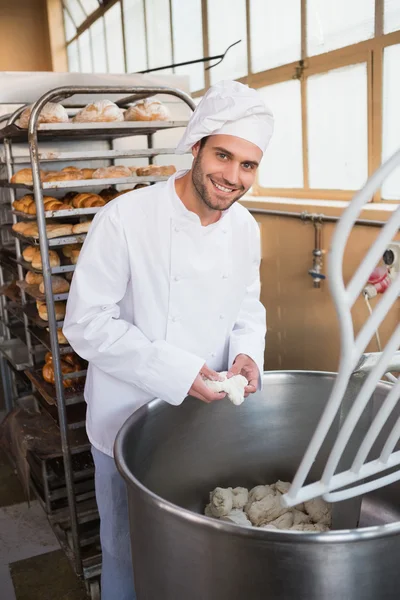 Baker preparando massa em misturador industrial — Fotografia de Stock