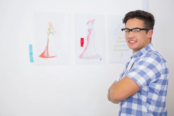 Sonriente estudiante universitario posando con los brazos cruzados —  Fotos de Stock