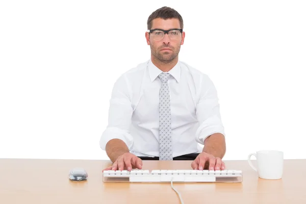 Zakenman werkt aan zijn bureau — Stockfoto