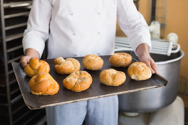 Baker mostrando bandeja de rolos — Fotografia de Stock