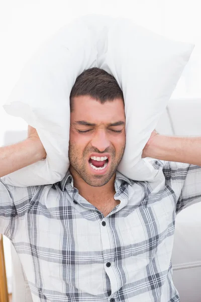 Кричащий человек с подушкой — стоковое фото
