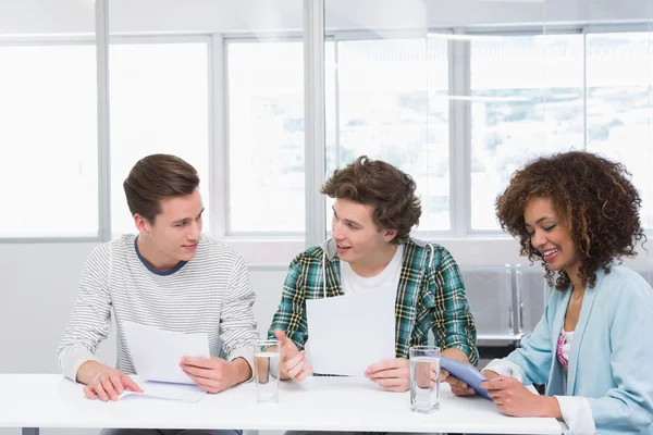 Studenti che studiano e utilizzano tablet pc — Foto Stock