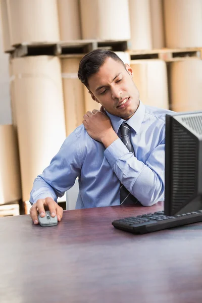 Warehouse manager working on computer — Stock Photo, Image