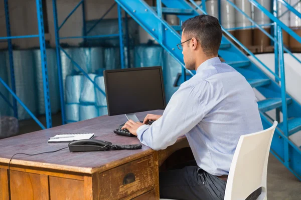 Warehouse manager working on computer — Stock Photo, Image