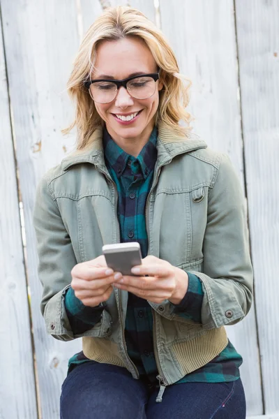 Blondin i glasögon textmeddelanden — Stockfoto