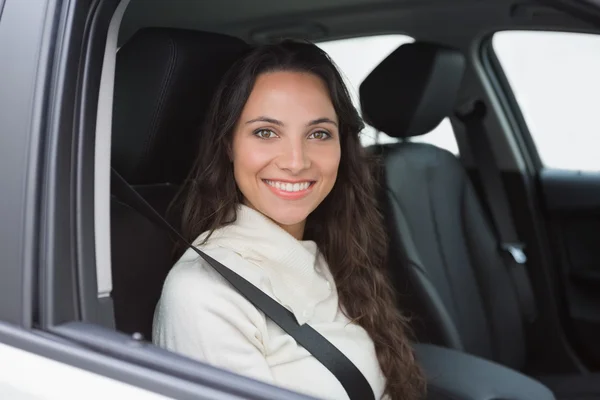 Mujer bonita sonriendo a la cámara —  Fotos de Stock