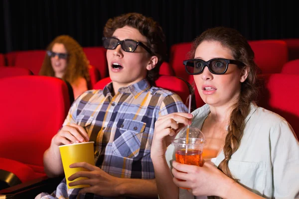 Jeune couple regardant un film 3d — Photo