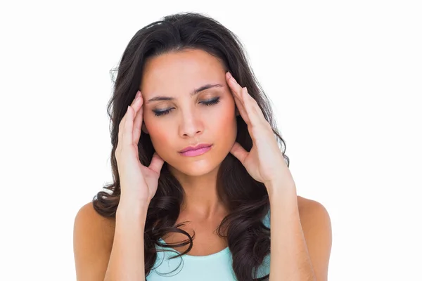 Güzel esmer bir baş ağrısı ile — Stok fotoğraf