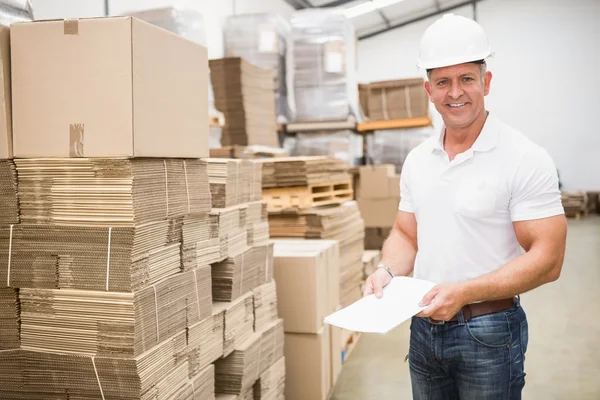 Warehouse worker with clipboard — Stock Photo, Image