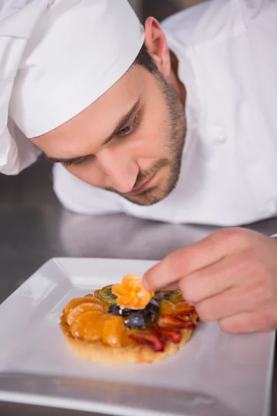 Baker brengen bloem op gebak — Stockfoto