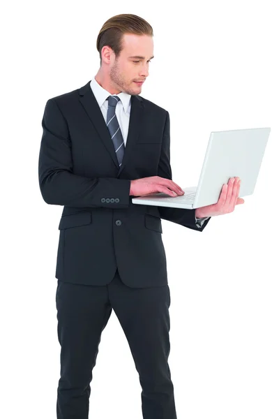 Empresario en traje escribiendo en el portátil — Foto de Stock