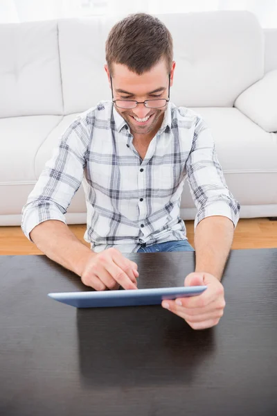 Homem sorridente usando um tablet — Fotografia de Stock