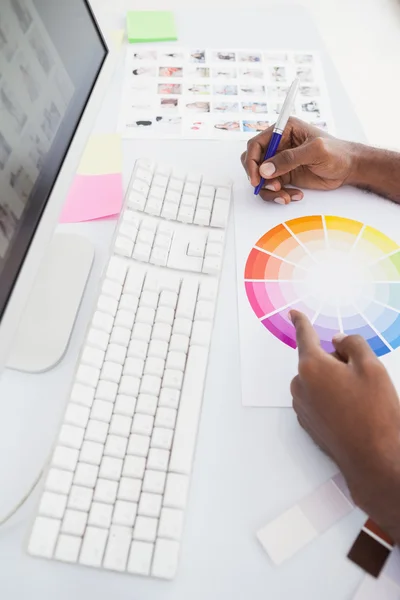 Empresário que trabalha com roda de cores — Fotografia de Stock