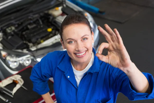 Mechaniker lächelt in die Kamera — Stockfoto
