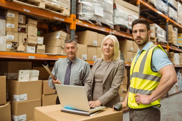 Equipe de armazém trabalhando juntos — Fotografia de Stock