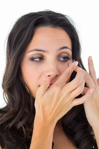 Pretty brunette putting in contact lens — Stock Photo, Image