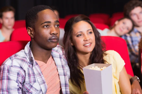 Jong koppel kijken naar een film — Stockfoto