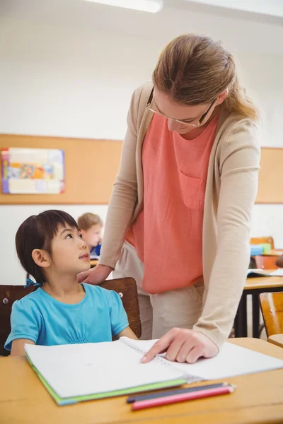 Ganska läraren hjälper eleven i klassrummet — Stockfoto