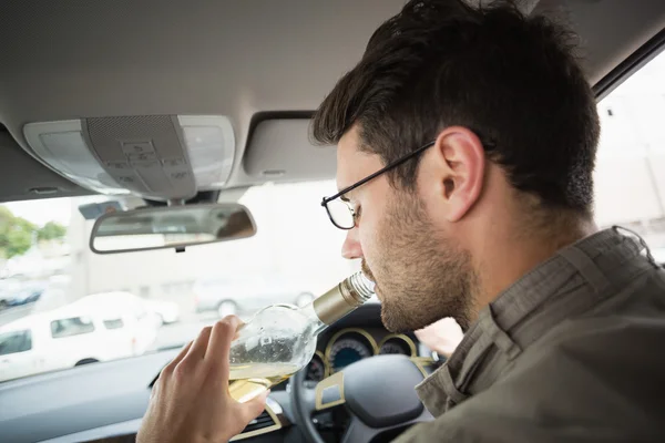 Man drinking wine while driving — Stock Photo, Image
