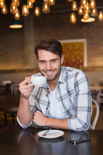 Hombre tomando una taza de café —  Fotos de Stock