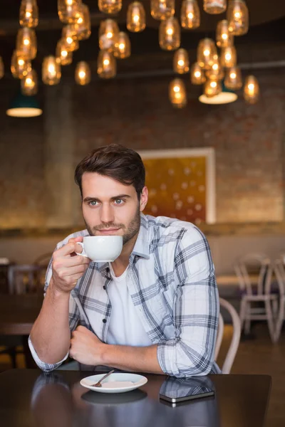 Junger Mann bei einer Tasse Kaffee — Stockfoto