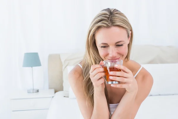 Mooie blonde genieten van warme drank — Stockfoto