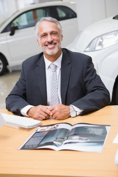 Glad affärsman arbetar på sitt skrivbord — Stockfoto