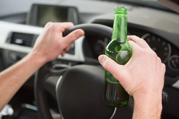 Man drinking beer while driving — Stock Photo, Image