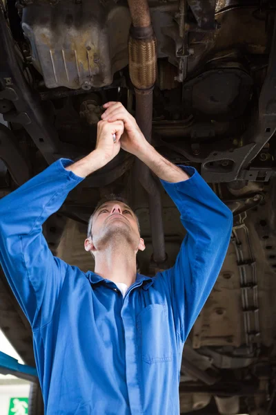 Mecánico examinando debajo del coche — Foto de Stock