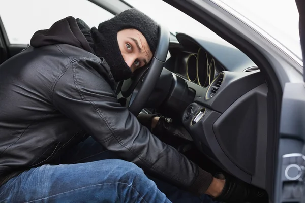 Thief breaking into a car — Stock Photo, Image