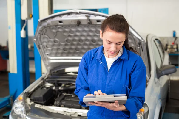 Meccanico utilizzando tablet per riparare auto — Foto Stock