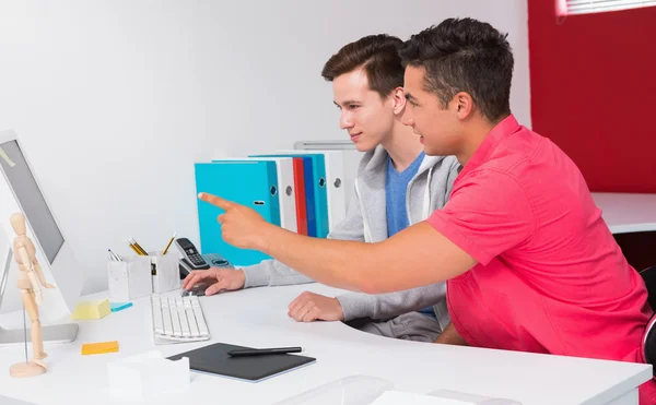 Estudiantes trabajando juntos en la computadora —  Fotos de Stock