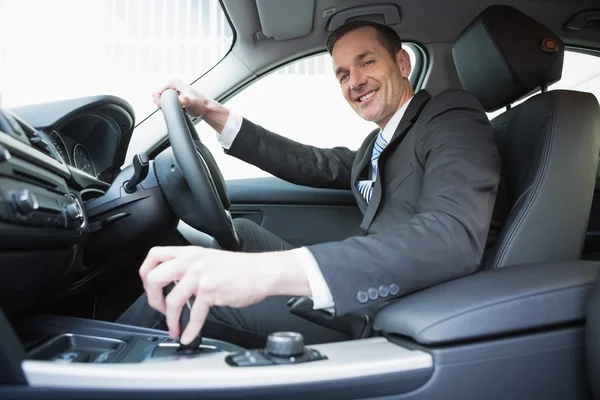 Empresário sorridente no assento dos motoristas — Fotografia de Stock