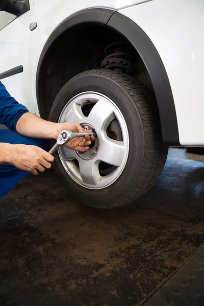 Mechaniker justiert das Reifenrad — Stockfoto