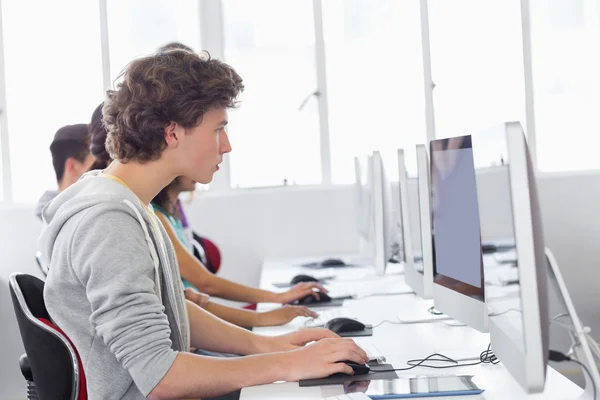 Estudante trabalhando na sala de informática — Fotografia de Stock