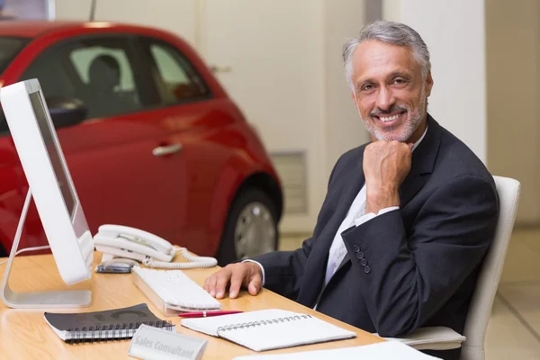 Alegre hombre de negocios trabajando en su escritorio — Foto de Stock