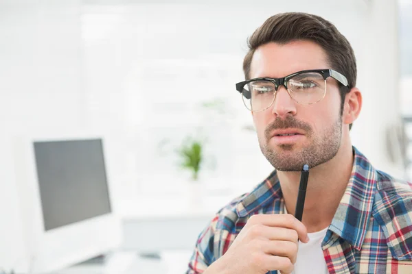 Geconcentreerde casual zakenman denken — Stockfoto