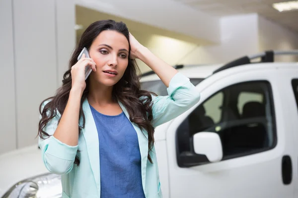 Boos vrouw iemand opbellen — Stockfoto