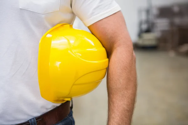 Trabajador de almacén sosteniendo sombrero duro — Foto de Stock