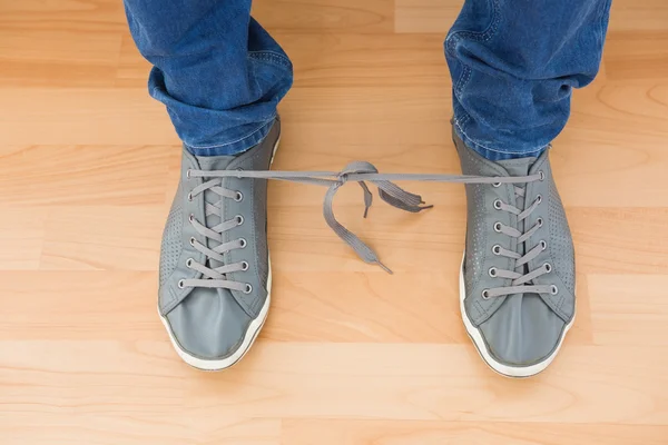 Chaussures homme avec lacets emmêlés — Photo