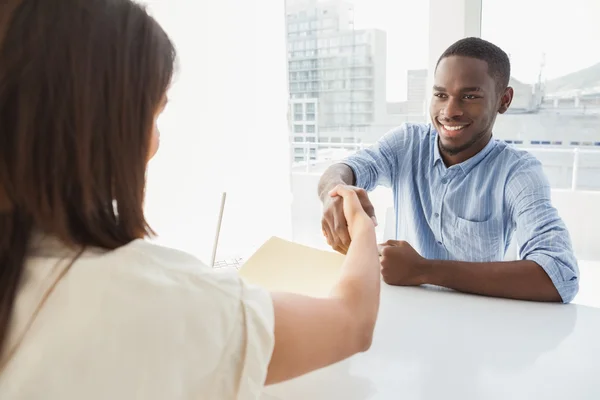 Handdruk te verzegelen een deal — Stockfoto