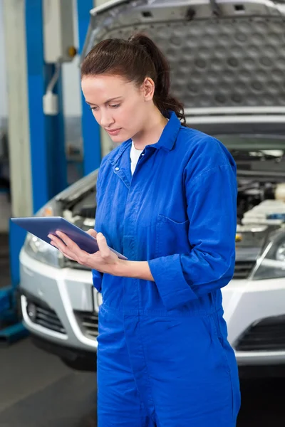 Mechanic met behulp van een tablet pc — Stockfoto