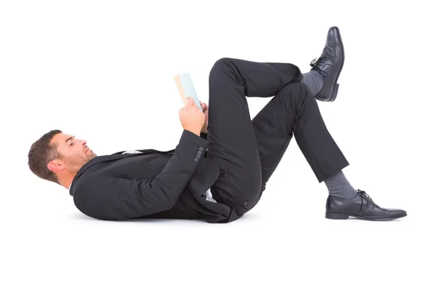 Empresario tumbado en el piso leyendo libro — Foto de Stock