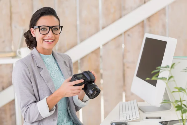 Stylische Brünette arbeitet von zu Hause aus — Stockfoto