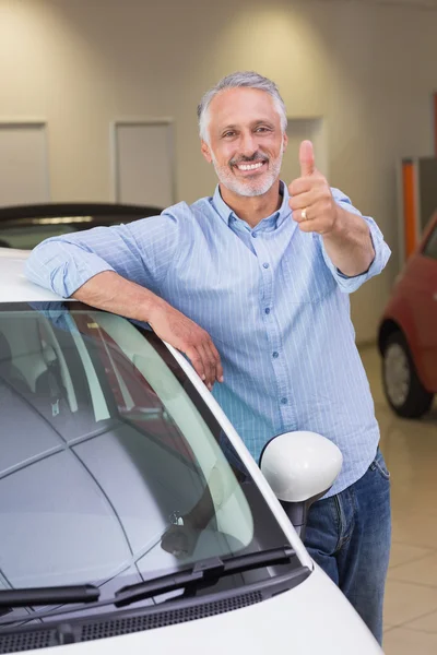 Customer leaning on car giving thumbs up — Stock Photo, Image