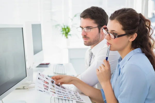 Tankeväckande business medarbetare arbetar uppmärksamt — Stockfoto