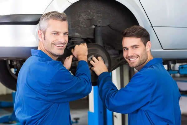 Mechaniker-Team arbeitet zusammen — Stockfoto