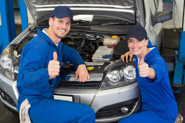 Team van mechanica glimlachen op camera — Stockfoto
