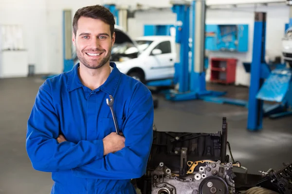 Mechanik uśmiechając się do kamery — Zdjęcie stockowe