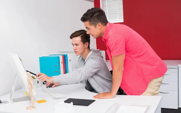 Students working together on computer — Stock Photo, Image